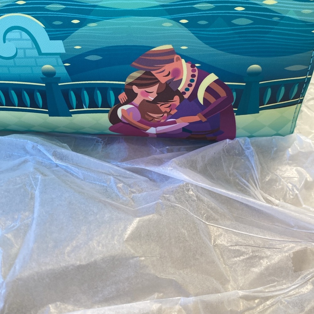 ✨✨SOLD✨✨Loungefly Disney Tangled Rapunzel Castle Glow in the Dark Crossbody Bag - Picture 4 of 14